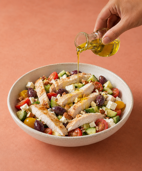 Mediterraner Hähnchensalat mit Feta, Kalamon-Oliven, Mandeln und nativem Olivenöl extra