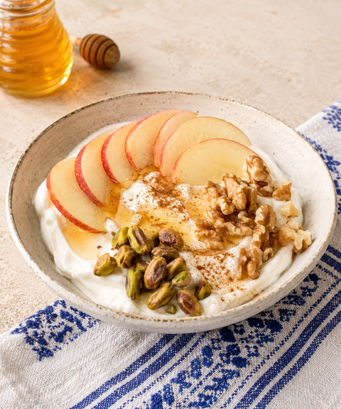 Griechischer Joghurt mit Thymianhonig, Apfel, Walnüssen und gerösteten Pistazien