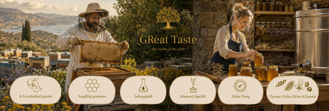 Griechischer Imker mit Bienenwabe und blonde Frau beim Abfüllen von Honig in einer traditionellen Honigwerkstatt von GReat Taste the wealth of the earth.