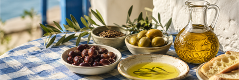 Griechisches Olivenöl, grüne Oliven, Kalamon-Oliven und Olivenpaste als Auswahl der Kategorie Olivenprodukte