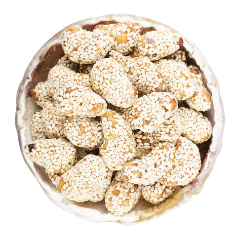 Karamellisierte Cashewkerne mit Sesam in einer Schale